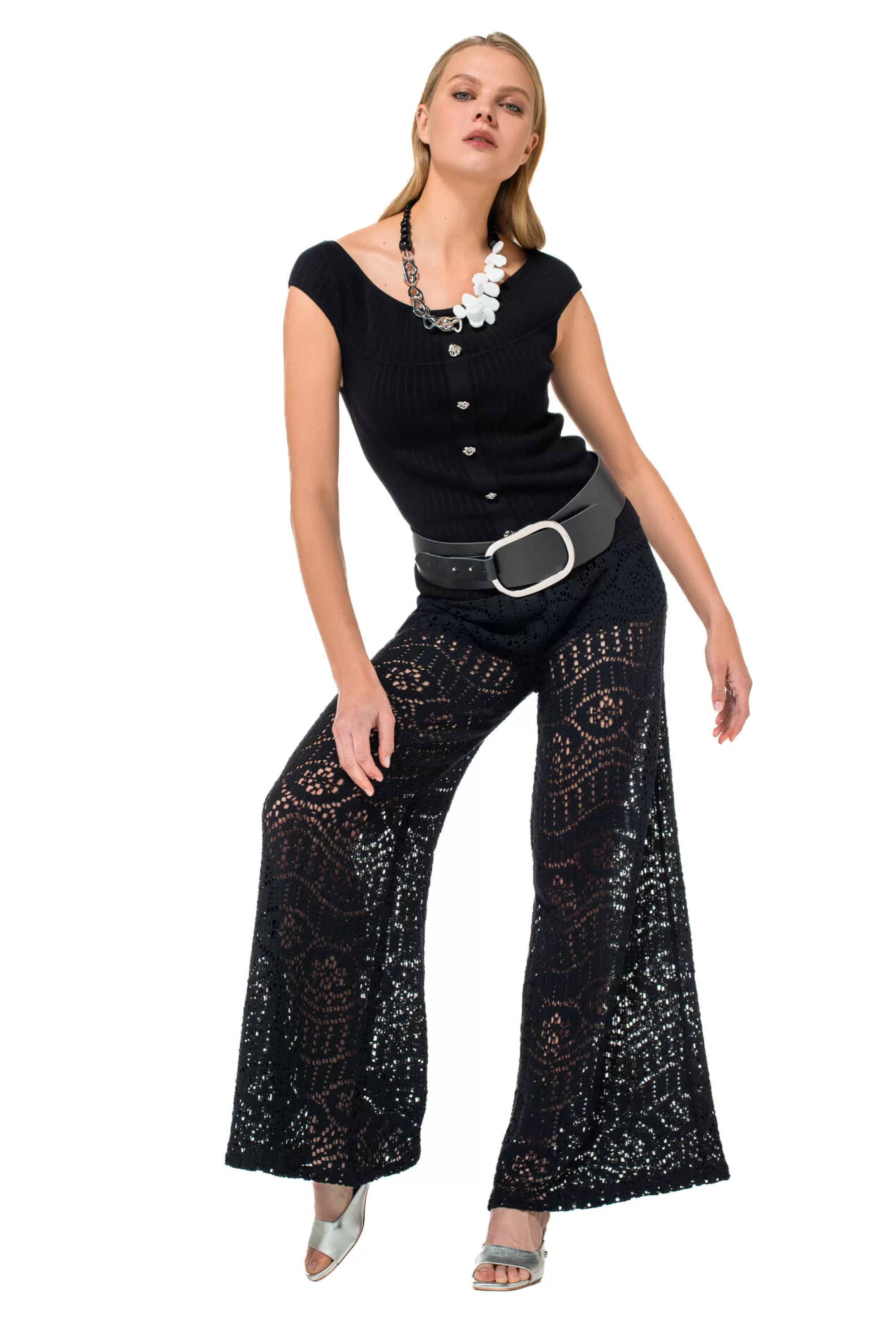 Pantalón Caroline Biss - Modelo 1546 en croché holgado, diseño cómodo con corte amplio y cintura clásica para uso diario