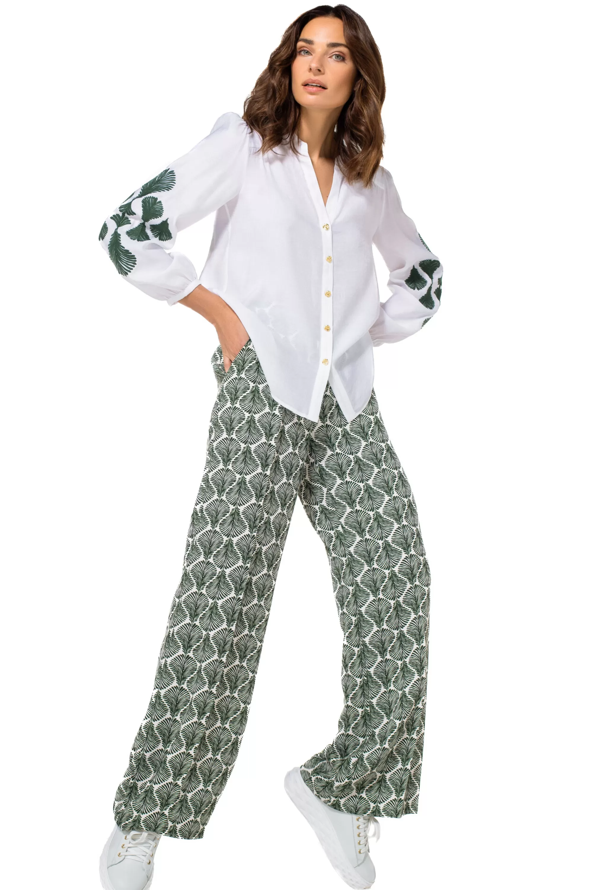 Pantalón Caroline Biss Modelo 1590-69 - Corte recto con caída fluida, cintura estándar y diseño versátil para uso diario. Disponible en talla regular, ideal para combinar con looks casuales y elegantes.