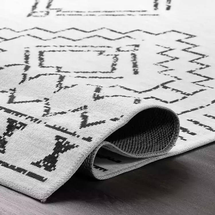 Alfombra lavable marroquí en negro y crema 5x8 pies - Diseño versátil para salas y dormitorios | Colección exclusiva Kirklands Home