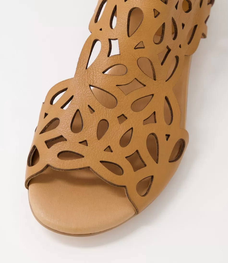 Sandalias DJANGO & JULIETTE para Mujer - Diseño plano en cuero Pietro con tono arena, estilo versátil para uso diario