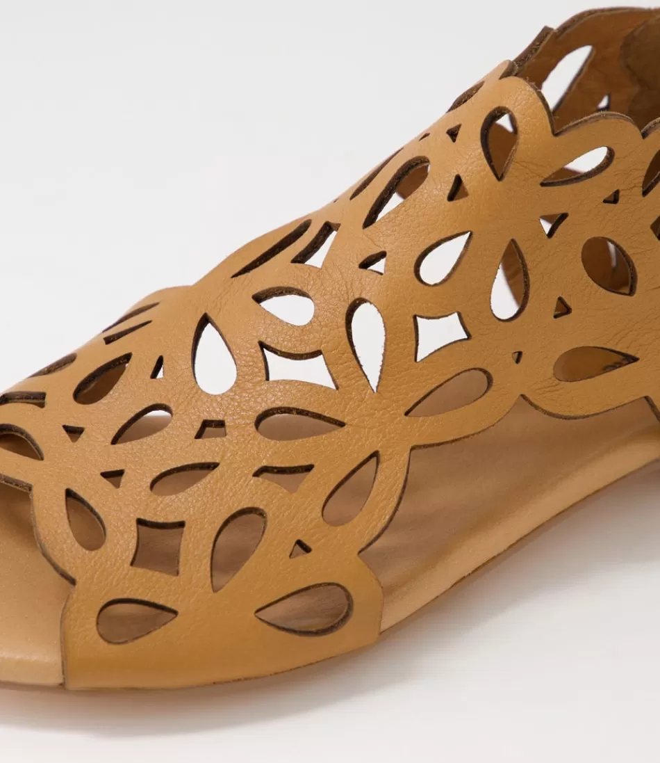 Sandalias DJANGO & JULIETTE para Mujer - Diseño plano en cuero Pietro con tono arena, estilo versátil para uso diario