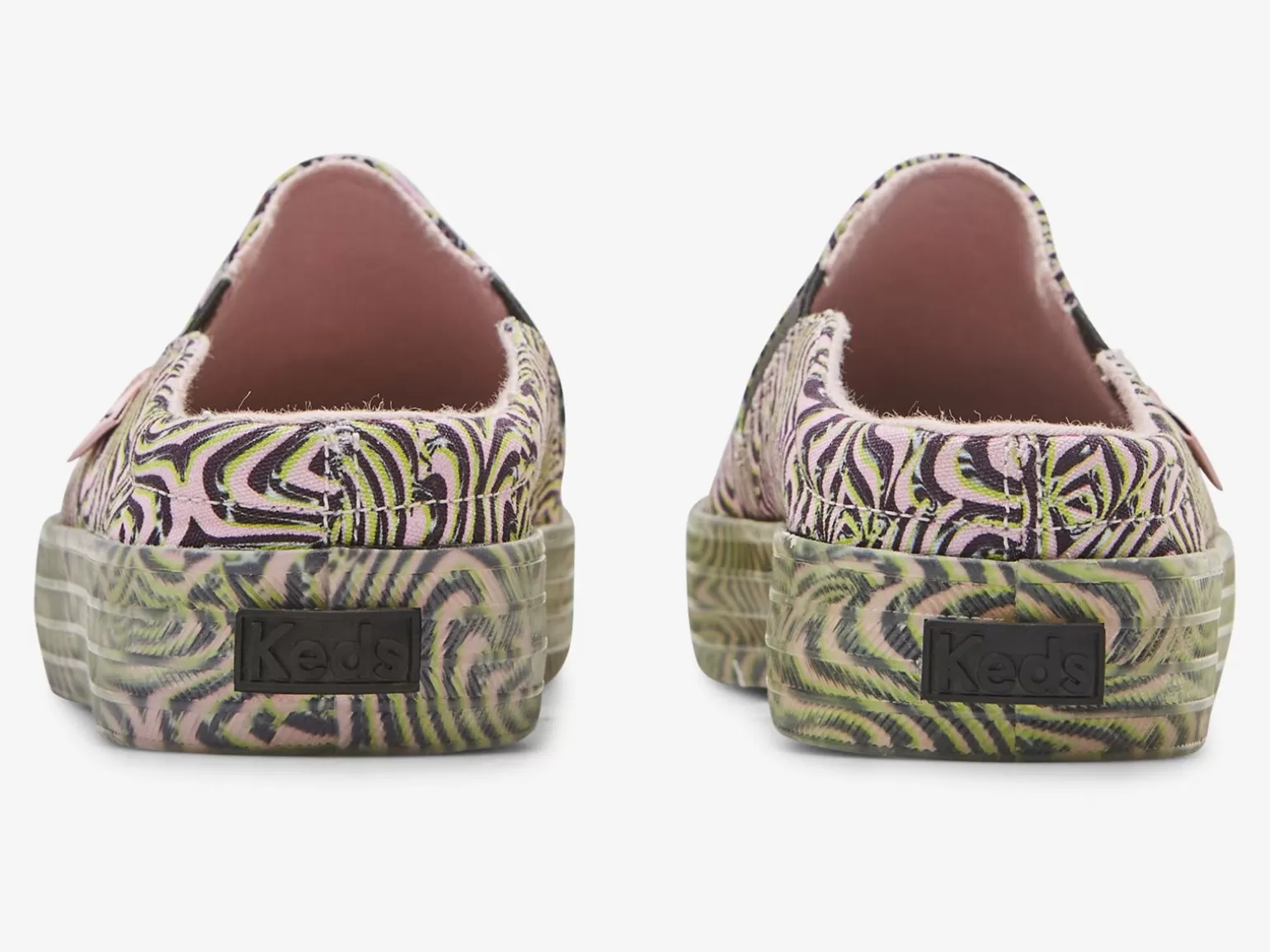 Zapatillas Keds Mujer - Colaboración Maisie Wilen: Mocasín Kickback Sin Cordones en Rosa Suave  

Este modelo combina comodidad casual con diseño moderno. Perfectas para uso diario, estas pantuflas deportivas ofrecen un ajuste fácil con su estilo slip-on y tonos femeninos.