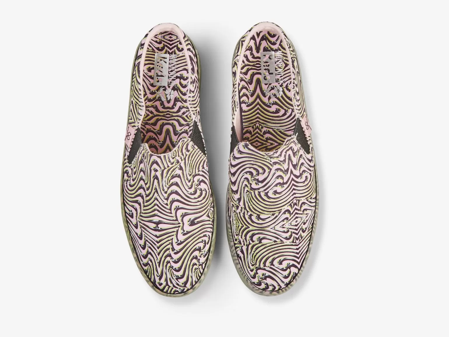 Zapatillas Keds Mujer - Colaboración Maisie Wilen: Mocasín Kickback Sin Cordones en Rosa Suave  

Este modelo combina comodidad casual con diseño moderno. Perfectas para uso diario, estas pantuflas deportivas ofrecen un ajuste fácil con su estilo slip-on y tonos femeninos.