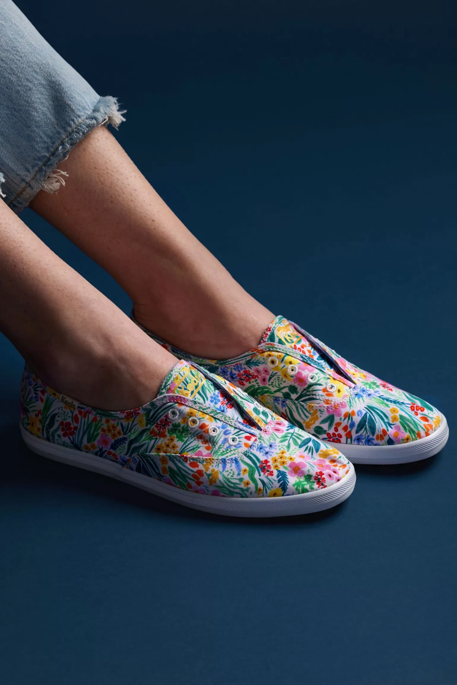 Zapatillas slip-on para mujer de Keds - Diseño Chillax Lea en colaboración con Rifle Paper Co., color blanco con estampado multicolor